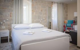 Elegant Residence Rooms & Apartments